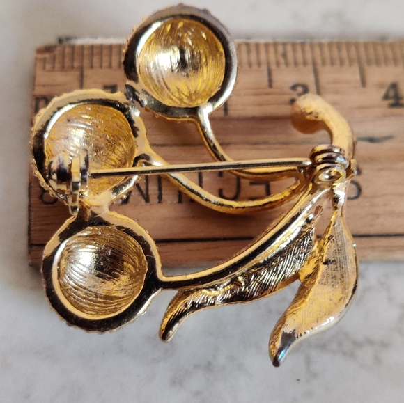 Vintage Dazzling Cherry Bunch Brooch - Picture 7 of 16